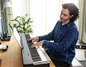 Digital Yamaha P-225 piano