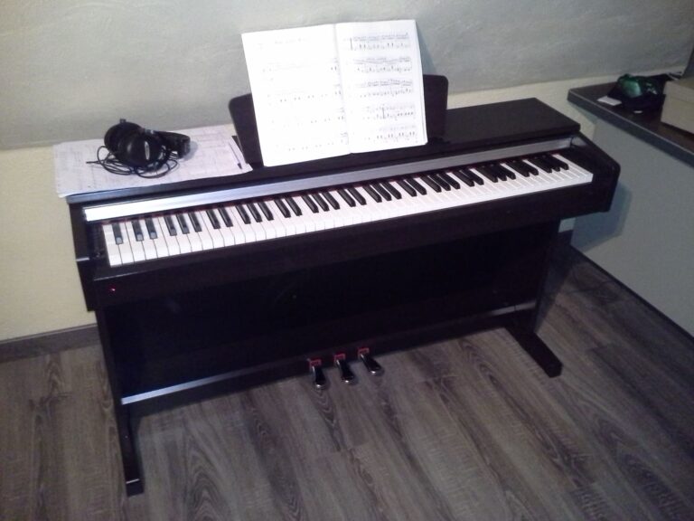 Yamaha Arius YDP-144 piano