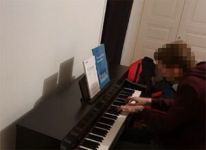 Yamaha Clavinova CLP-735 piano