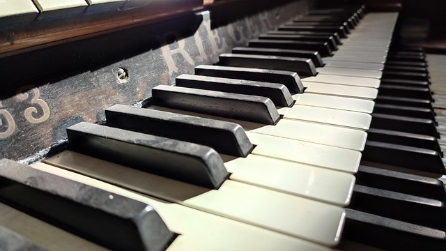 Dusty piano keyboard due to not using a piano cover